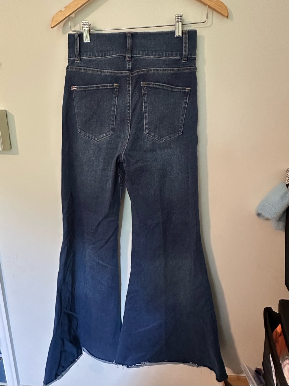 Alice and Olivia Beautiful bell bottom jeans blue 28 - Picture 5 of 7